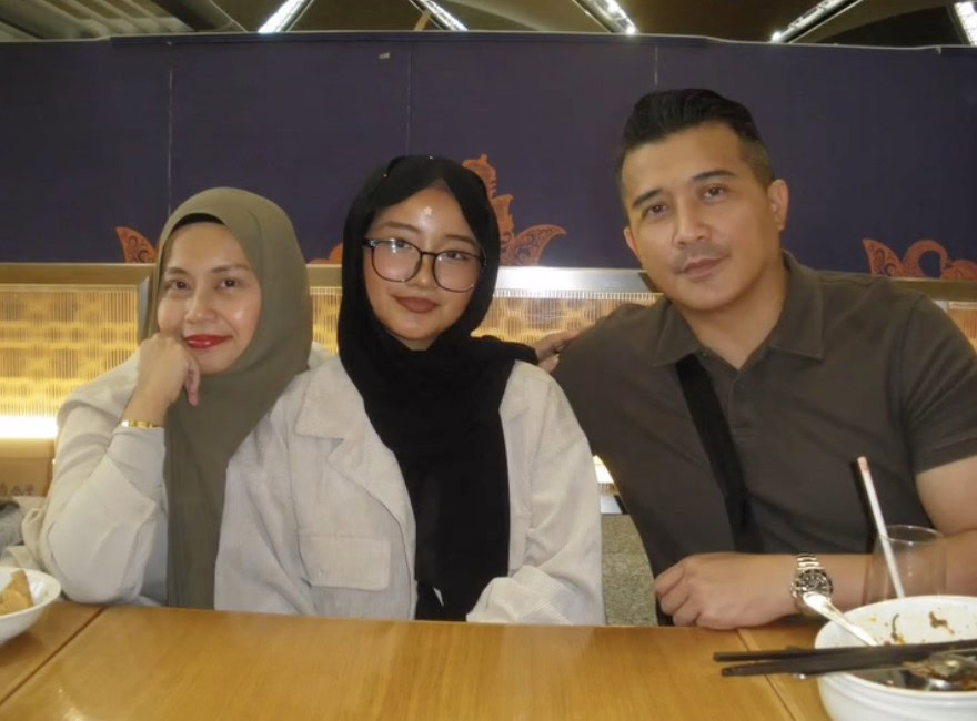 Aaron Aziz bergegas 